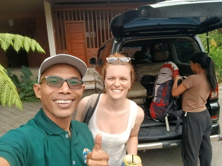 MedyTrips Ubud taxi and private driver with guest and luggage in Bali
